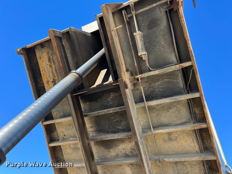 image for item DO8861 2001 Peterbilt 330  dump truck