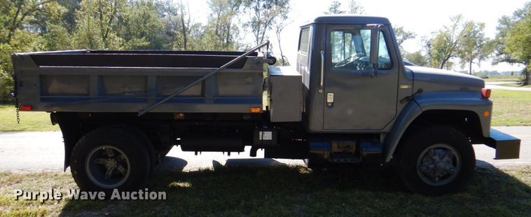 image for item DQ1873 1982 International S1954  dump truck
