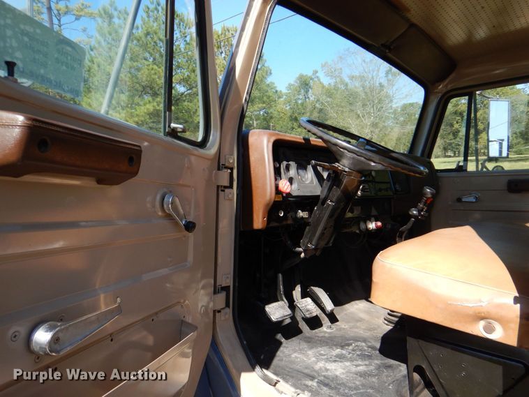 image for item DQ1873 1982 International S1954  dump truck