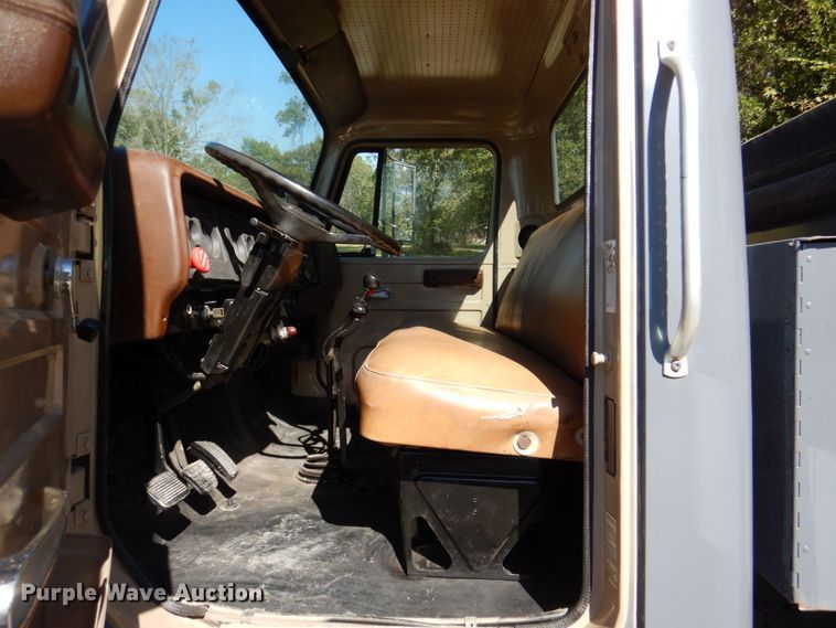 image for item DQ1873 1982 International S1954  dump truck