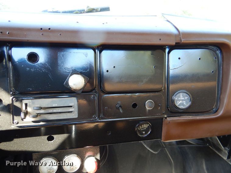 image for item DQ1873 1982 International S1954  dump truck