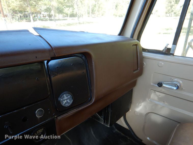 image for item DQ1873 1982 International S1954  dump truck