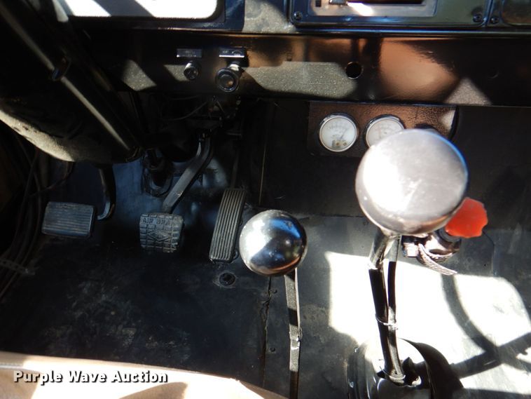 image for item DQ1873 1982 International S1954  dump truck