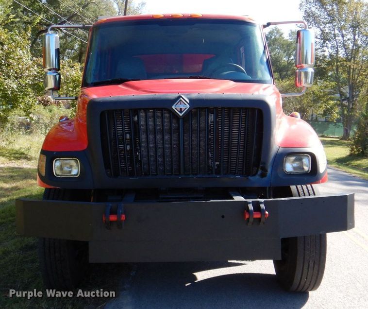 image for item DQ1874 2004 International 7400  dump truck