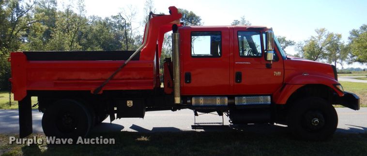 image for item DQ1874 2004 International 7400  dump truck