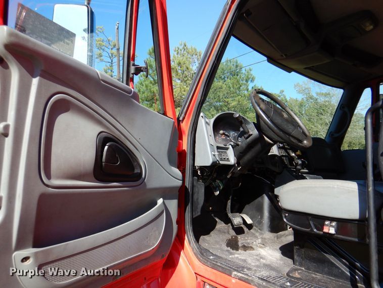 image for item DQ1874 2004 International 7400  dump truck