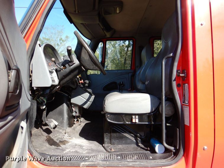 image for item DQ1874 2004 International 7400  dump truck