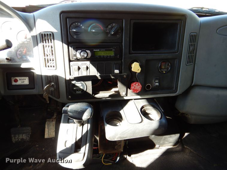 image for item DQ1874 2004 International 7400  dump truck