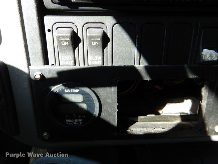 image for item DQ1874 2004 International 7400  dump truck