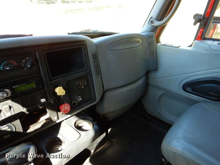 image for item DQ1874 2004 International 7400  dump truck