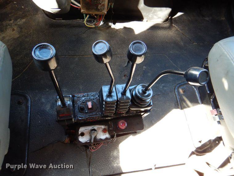 image for item DQ1874 2004 International 7400  dump truck