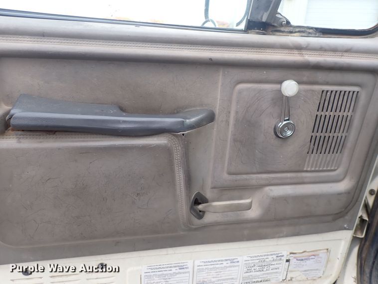 image for item DQ3083 1990 Ford F700  crane truck