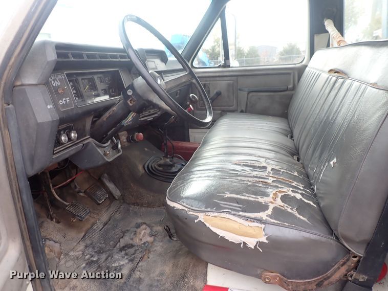 image for item DQ3083 1990 Ford F700  crane truck