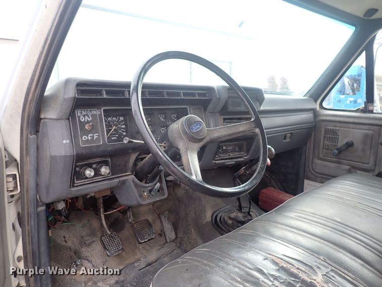 image for item DQ3083 1990 Ford F700  crane truck