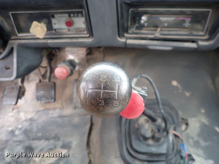 image for item DQ3083 1990 Ford F700  crane truck