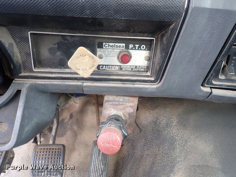 image for item DQ3083 1990 Ford F700  crane truck