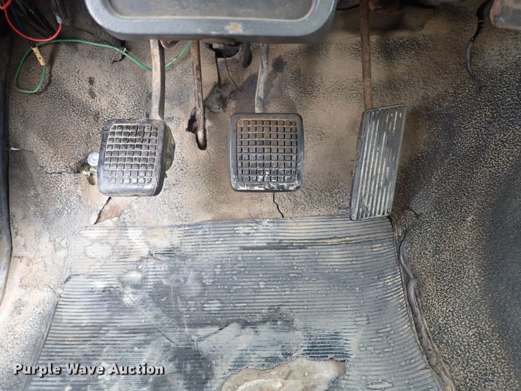 image for item DQ3083 1990 Ford F700  crane truck