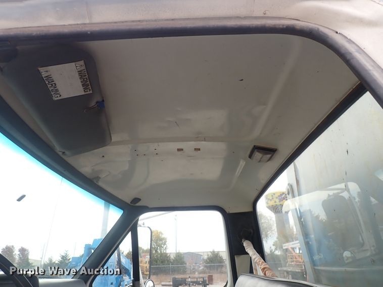 image for item DQ3083 1990 Ford F700  crane truck