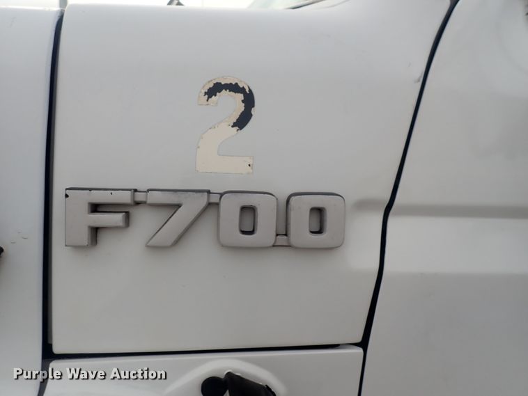 image for item DQ3083 1990 Ford F700  crane truck