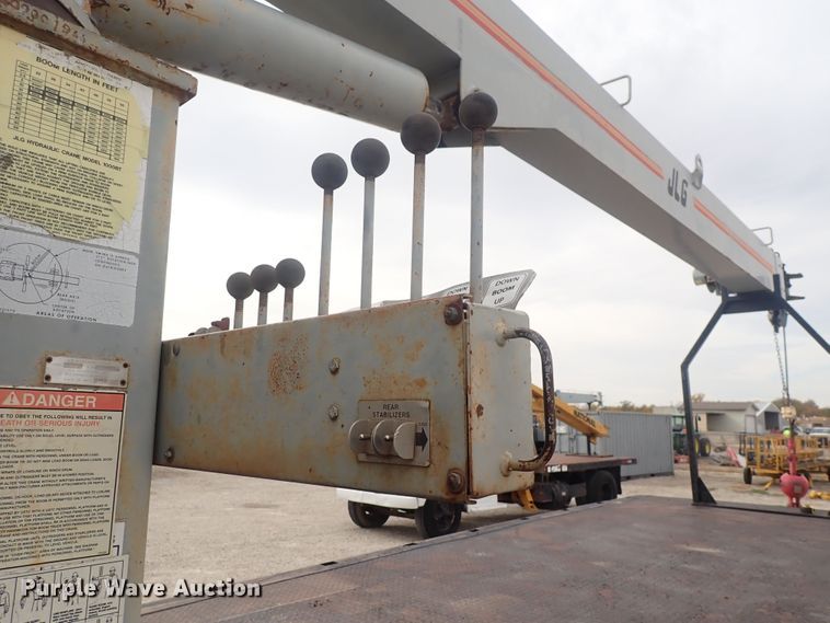 image for item DQ3083 1990 Ford F700  crane truck