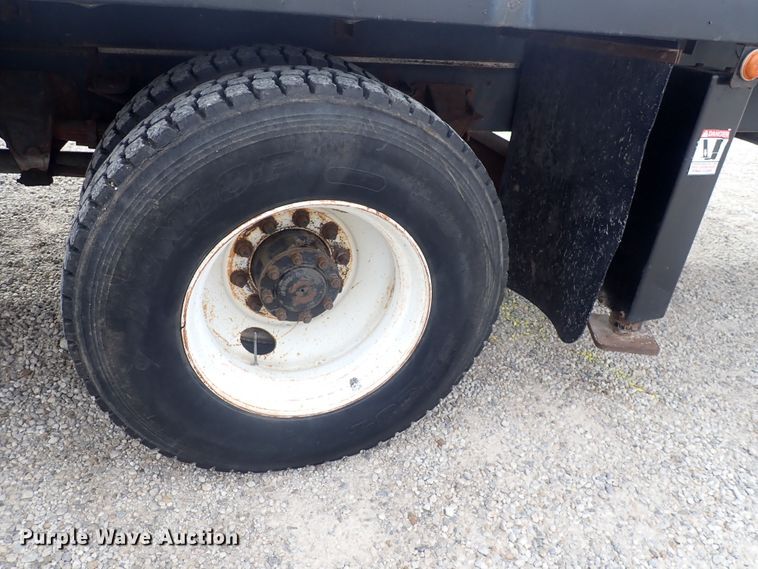 image for item DQ3083 1990 Ford F700  crane truck