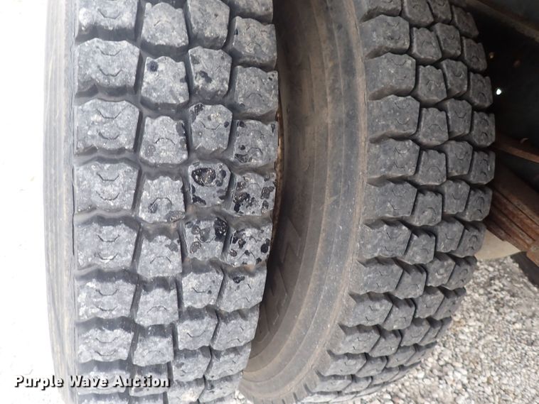 image for item DQ3083 1990 Ford F700  crane truck