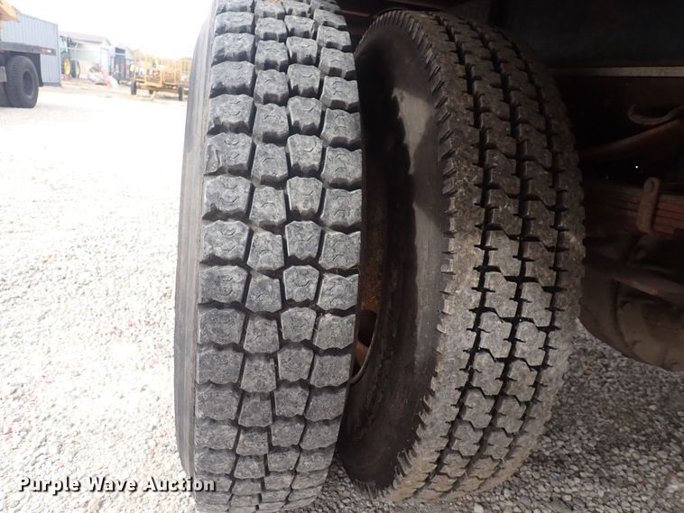 image for item DQ3083 1990 Ford F700  crane truck