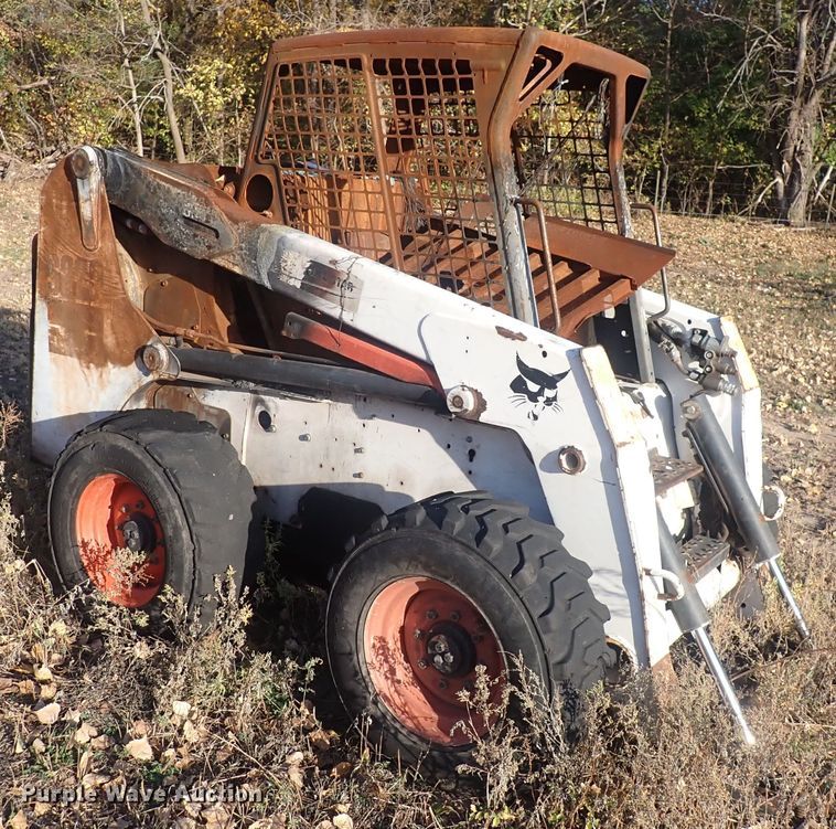 image for item DQ3112 2007 Bobcat S220  skid steer loader