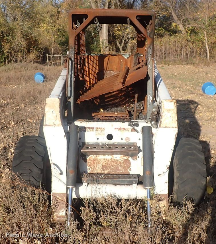 image for item DQ3112 2007 Bobcat S220  skid steer loader