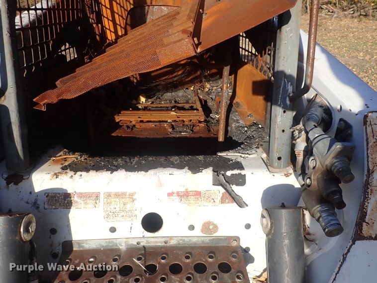 image for item DQ3112 2007 Bobcat S220  skid steer loader