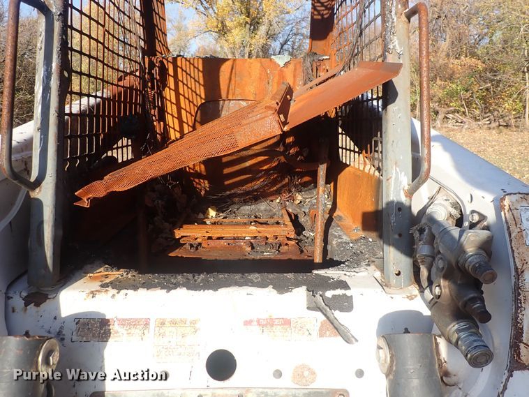 image for item DQ3112 2007 Bobcat S220  skid steer loader