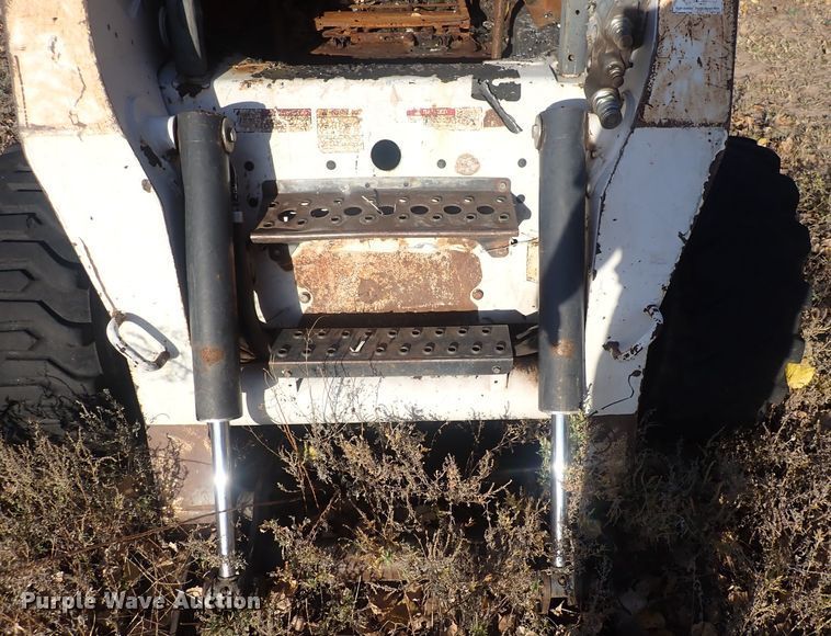 image for item DQ3112 2007 Bobcat S220  skid steer loader