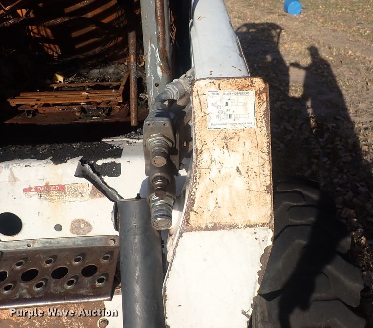 image for item DQ3112 2007 Bobcat S220  skid steer loader