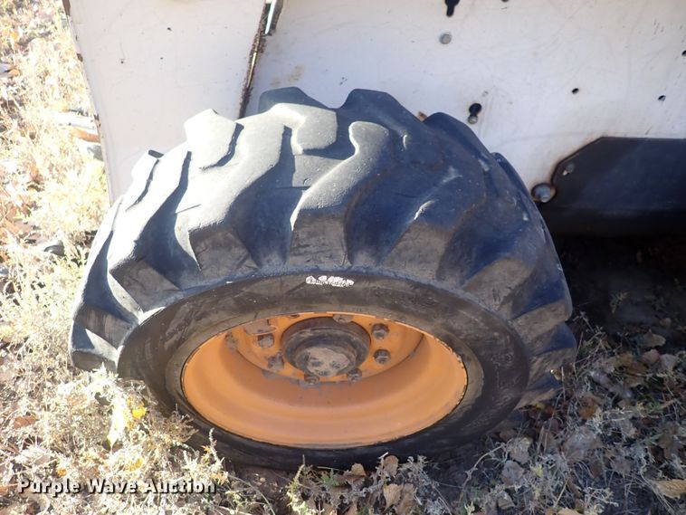 image for item DQ3112 2007 Bobcat S220  skid steer loader