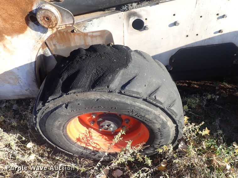 image for item DQ3112 2007 Bobcat S220  skid steer loader