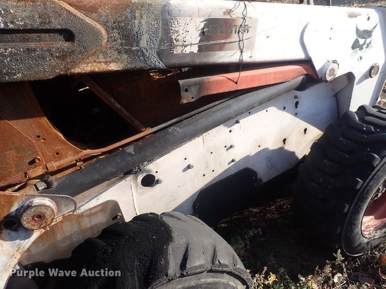 image for item DQ3112 2007 Bobcat S220  skid steer loader