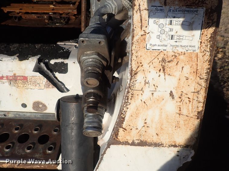 image for item DQ3112 2007 Bobcat S220  skid steer loader