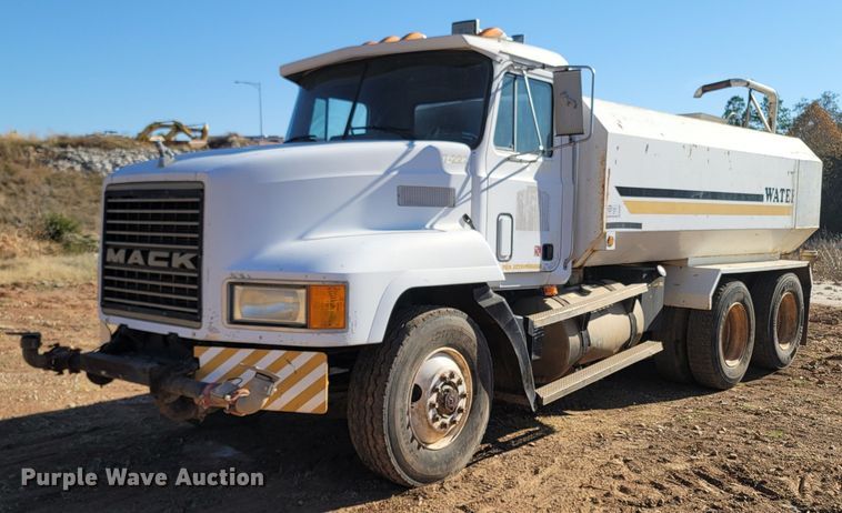 image for item DR3336 1993 Mack CH613  water truck