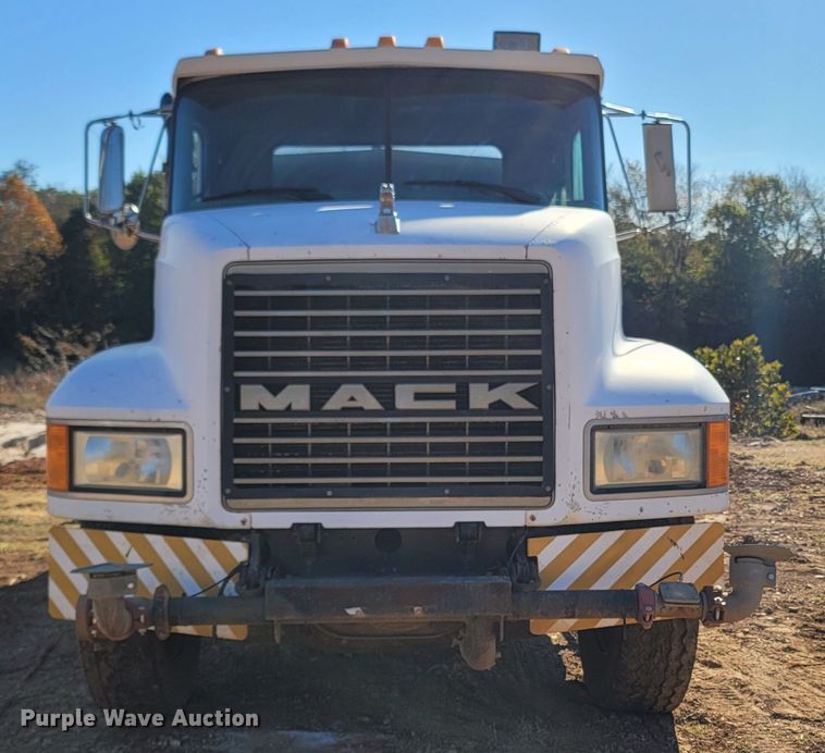 image for item DR3336 1993 Mack CH613  water truck