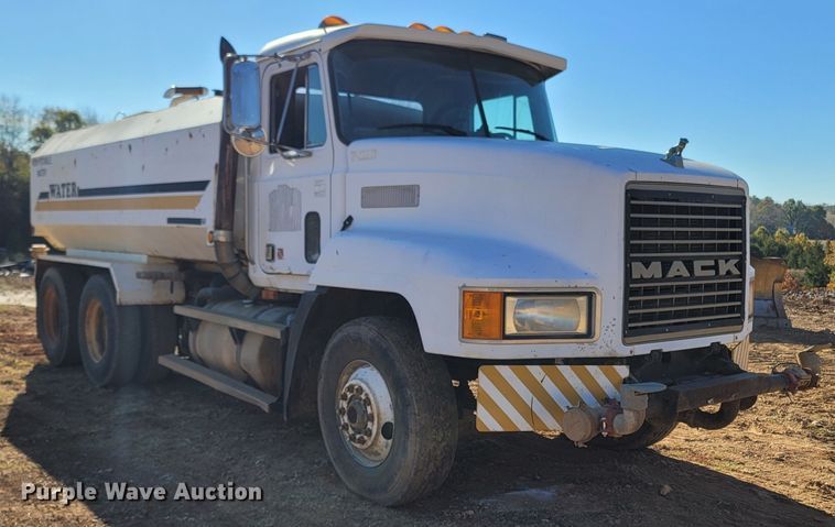 image for item DR3336 1993 Mack CH613  water truck