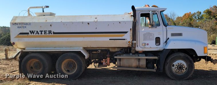 image for item DR3336 1993 Mack CH613  water truck