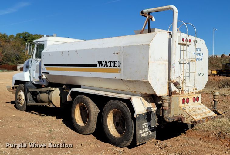 image for item DR3336 1993 Mack CH613  water truck