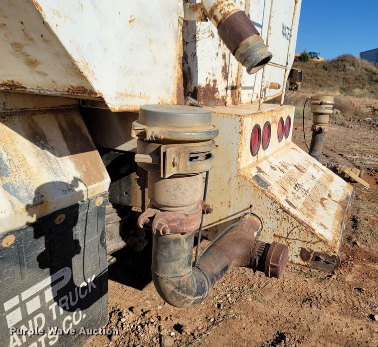 image for item DR3336 1993 Mack CH613  water truck