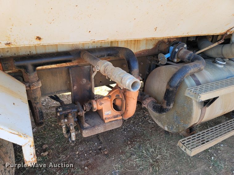 image for item DR3336 1993 Mack CH613  water truck