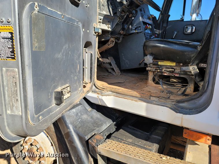 image for item DR3336 1993 Mack CH613  water truck