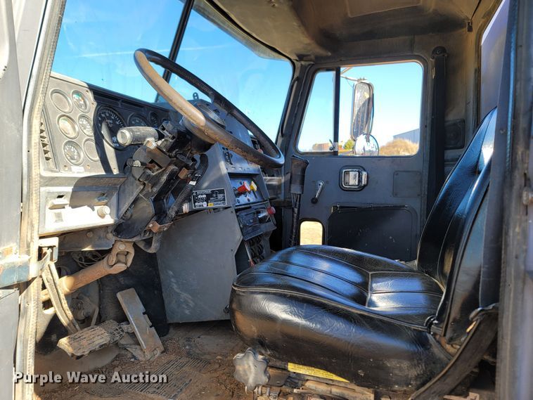 image for item DR3336 1993 Mack CH613  water truck