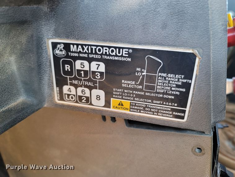 image for item DR3336 1993 Mack CH613  water truck