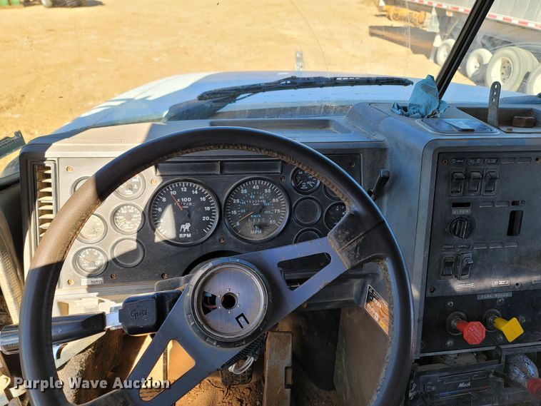 image for item DR3336 1993 Mack CH613  water truck