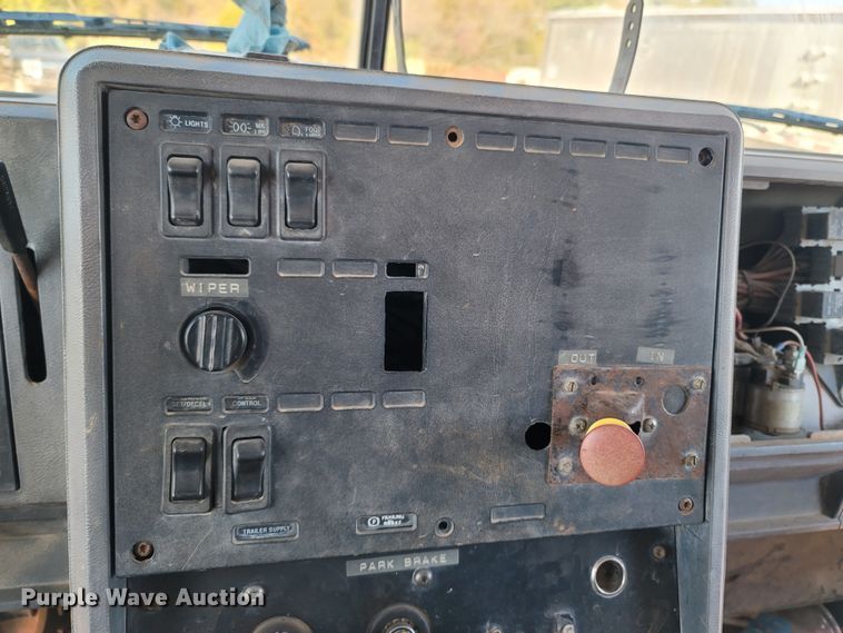 image for item DR3336 1993 Mack CH613  water truck