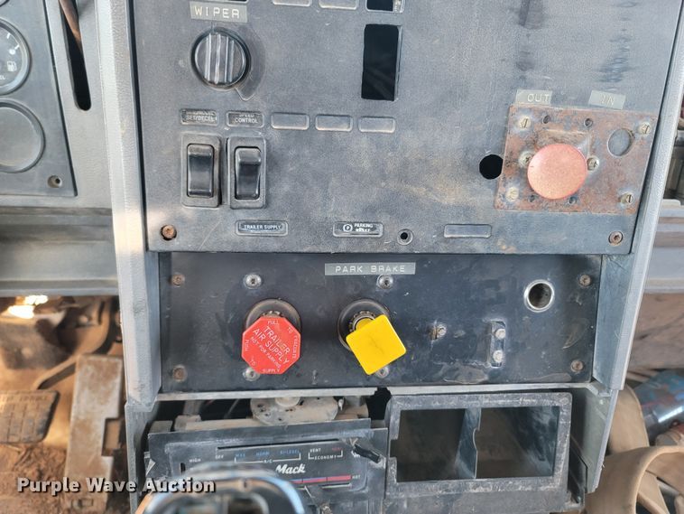 image for item DR3336 1993 Mack CH613  water truck